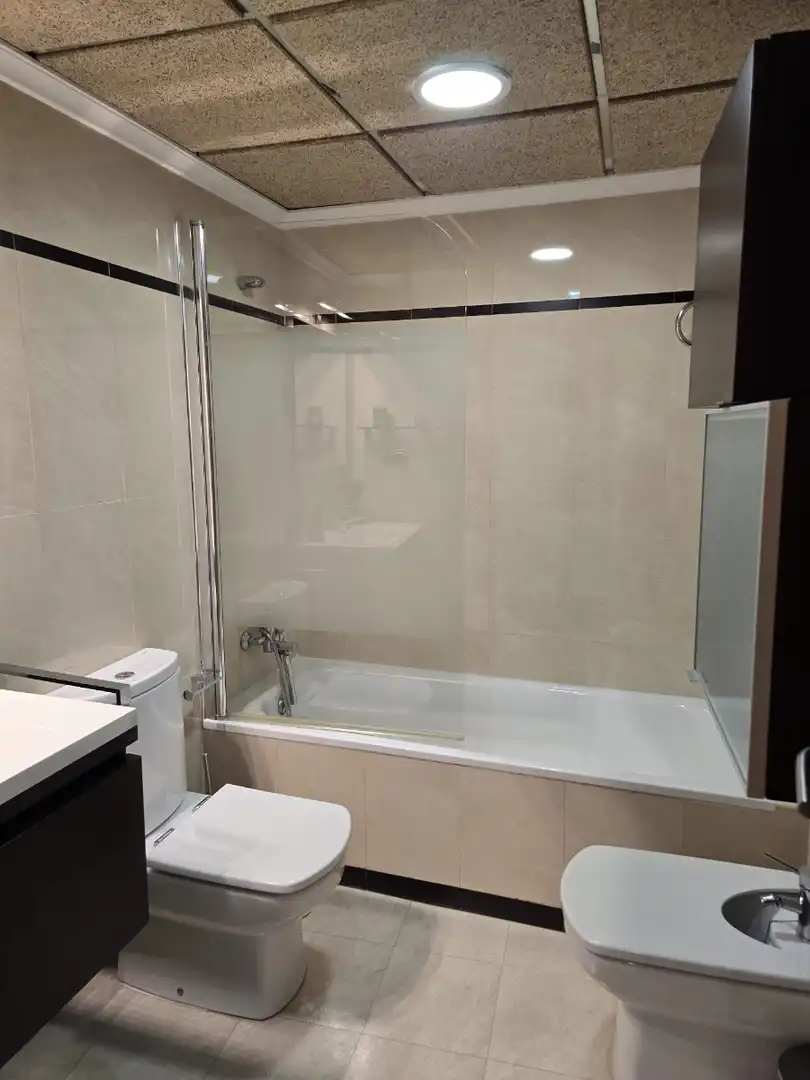 Baño de Piso de alquiler en Torrevieja con Aire acondicionado, Calefacción y Parquet
