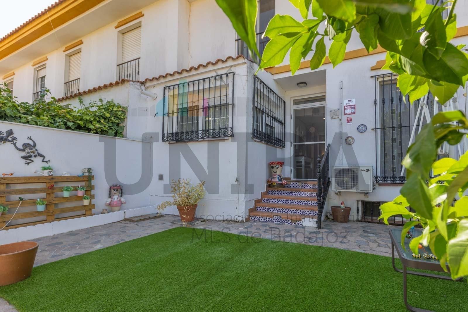 Jardí de Casa adosada en venda en Badajoz Capital amb Aire condicionat, Calefacció i Jardí privat