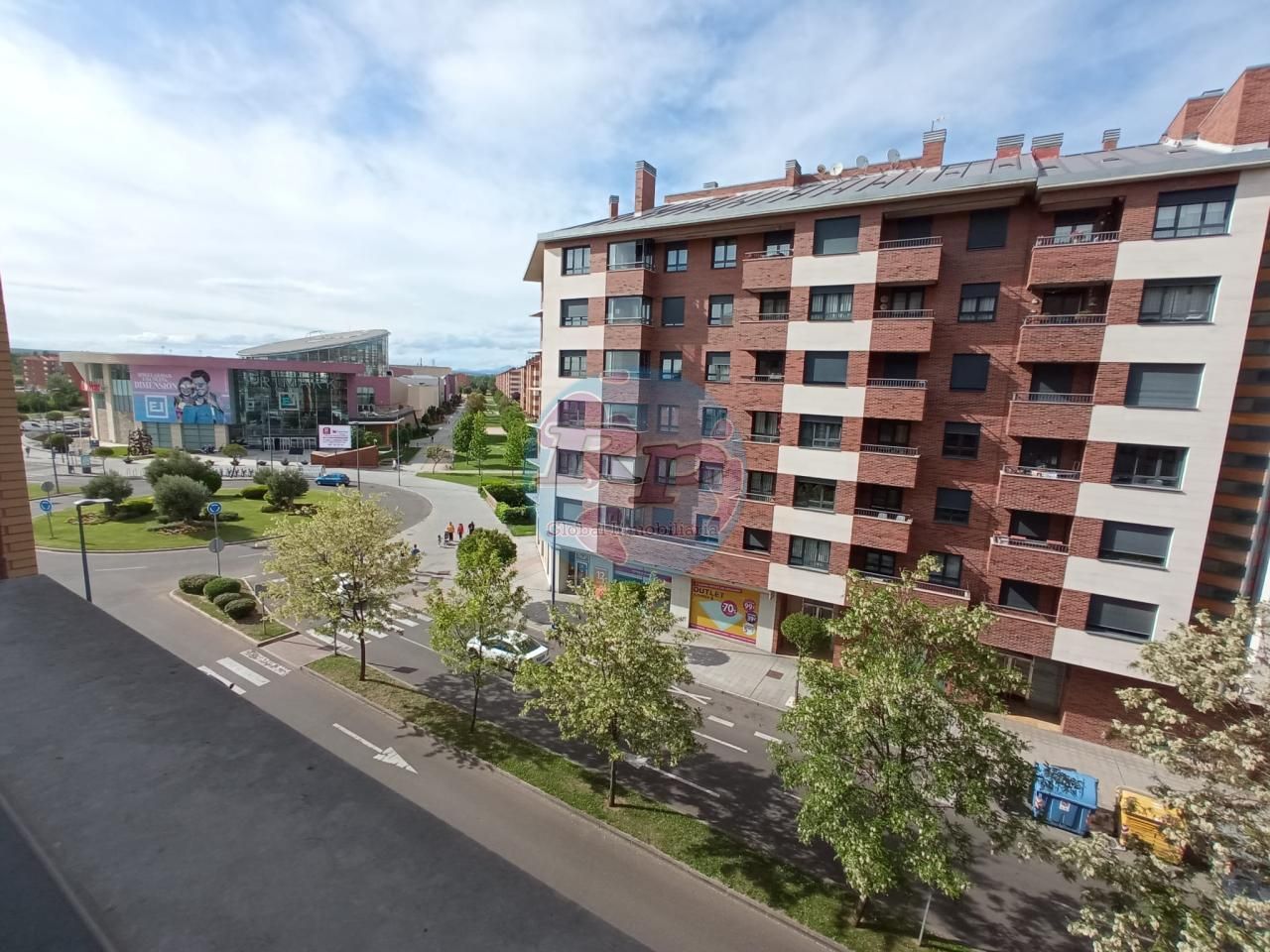 Vista exterior de Pis en venda en León Capital  amb Calefacció, Parquet i Terrassa