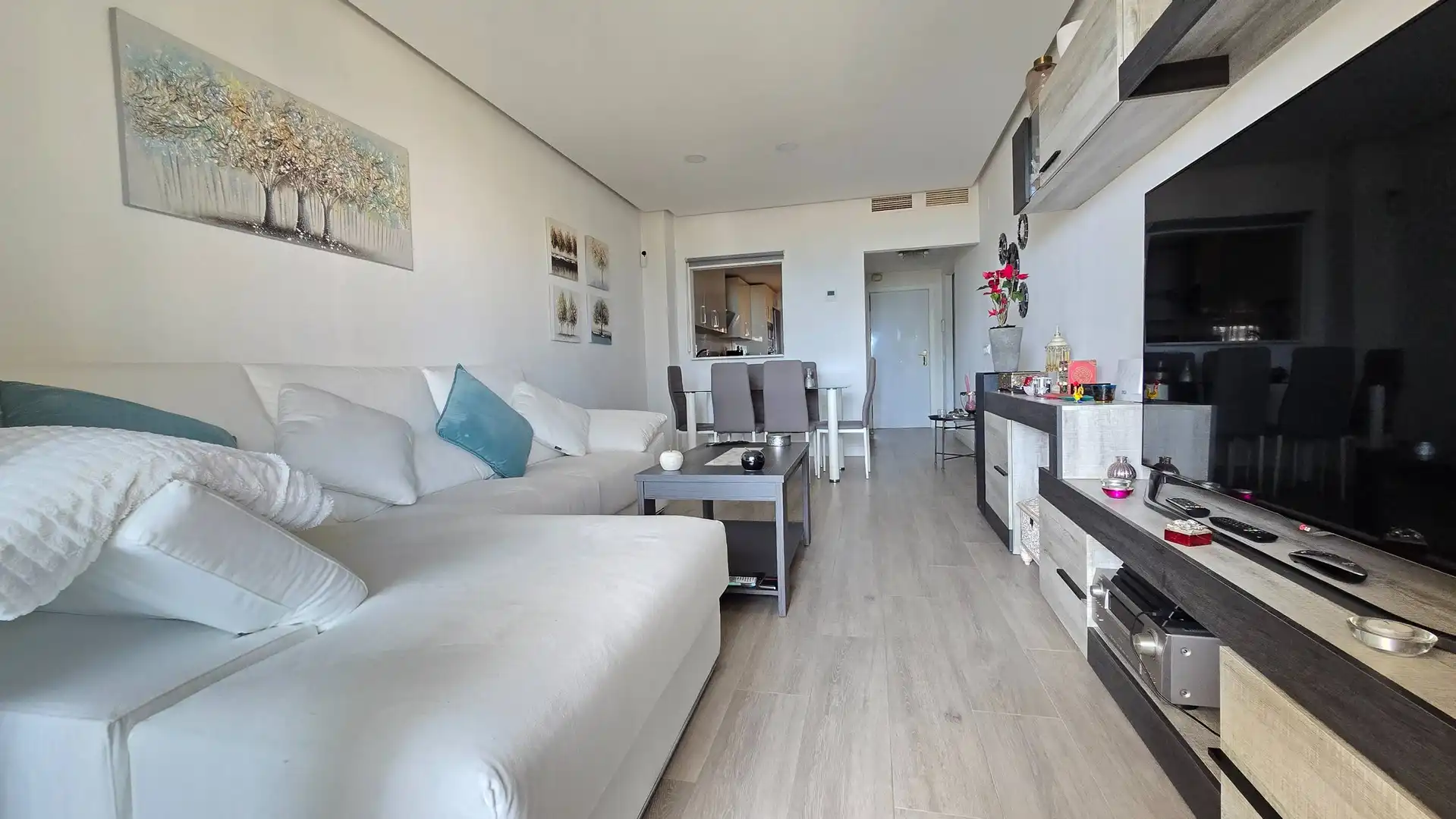 Sala d'estar de Dúplex en venda en Manilva amb Aire condicionat, Jardí privat i Terrassa