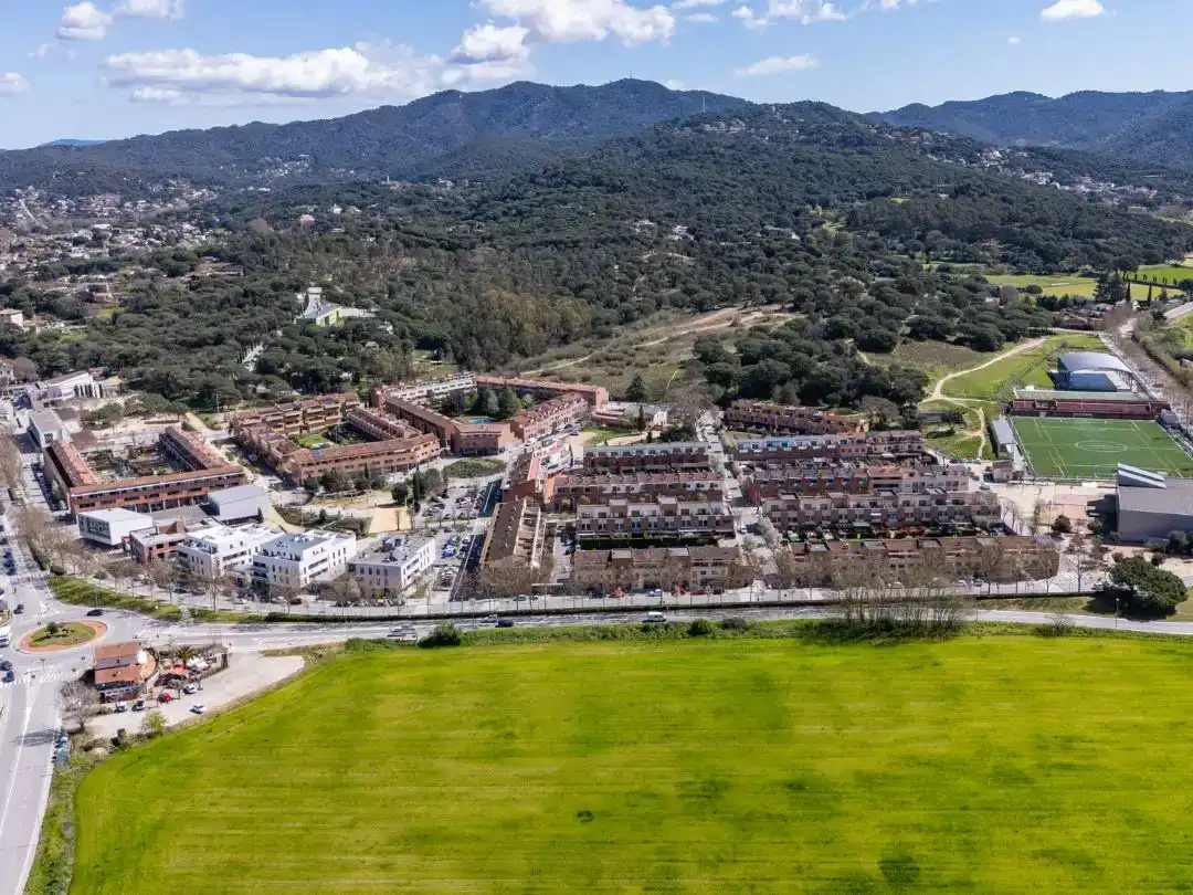 Vista exterior de Casa adosada en venda en Vilanova del Vallès amb Aire condicionat i Piscina