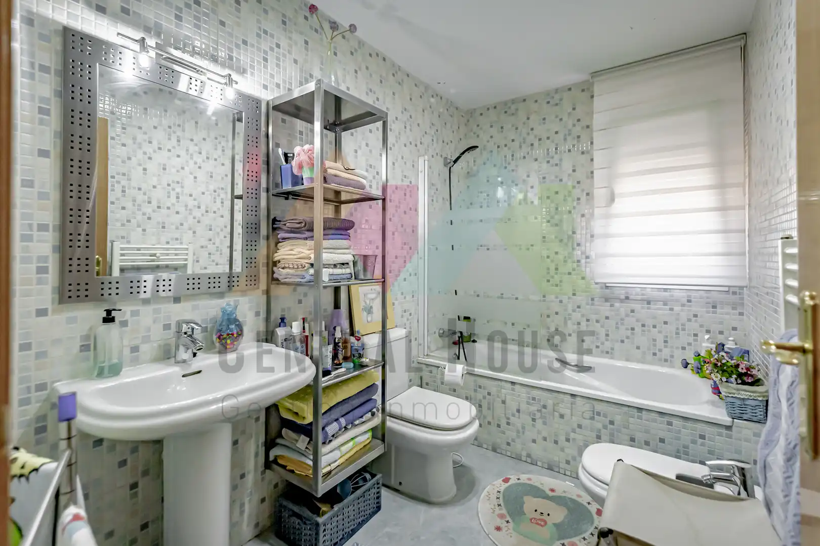 Baño de Casa adosada en venta en Guadalajara con Aire acondicionado, Calefacción y Jardín privado