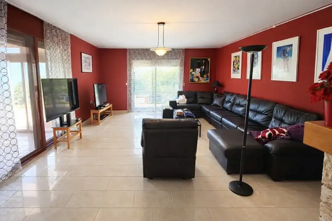 Sala d'estar de Casa o xalet en venda en Vitoria - Gasteiz amb Calefacció, Jardí privat i Terrassa