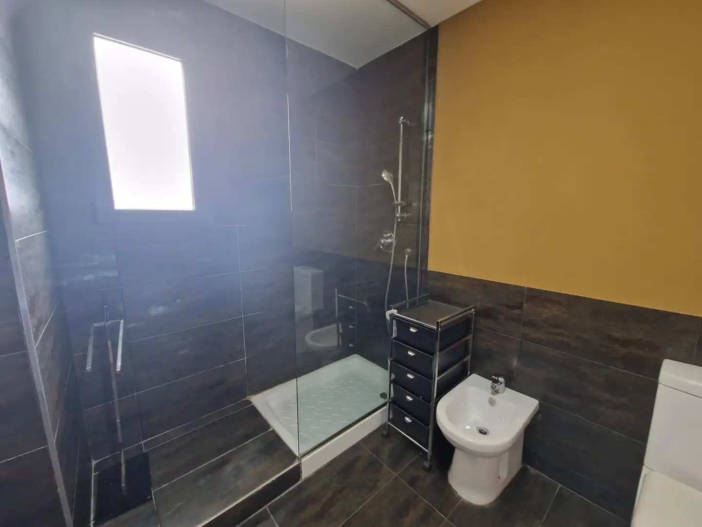 Badezimmer von Einfamilien-Reihenhaus zum Verkauf in La Pobla de Vallbona mit Klimaanlage, Heizung und Privatgarten