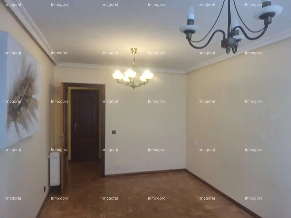 Sala de estar de Piso en venta en León Capital  con Calefacción, Terraza y Trastero