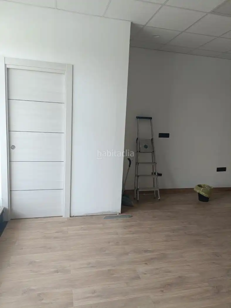 Local comercial de lloguer a Avinguda de Joan Oliver "Pere Quart" 20