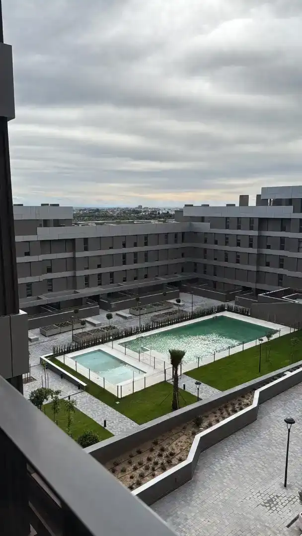 Vista exterior de Pis de lloguer en Tomares amb Aire condicionat i Traster