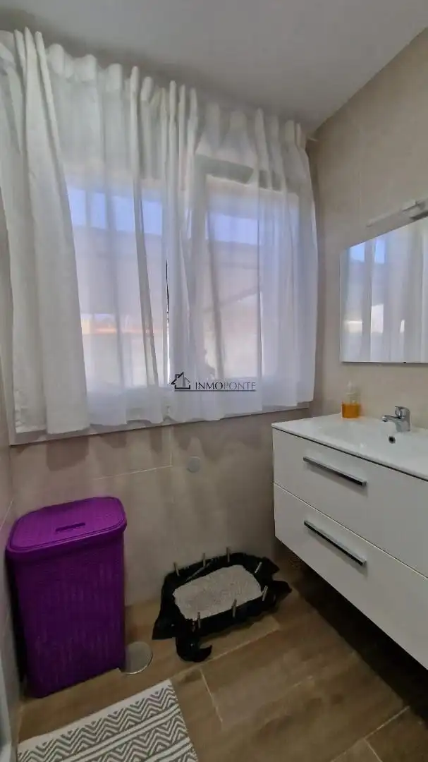 Bany de Casa o xalet en venda en Pontevedra Capital  amb Jardí privat
