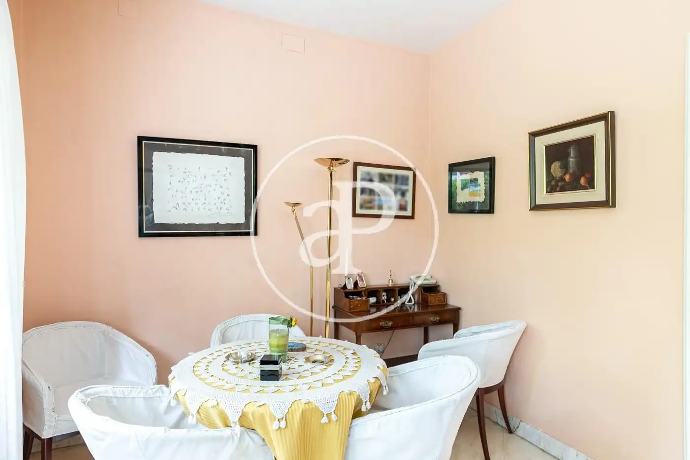 Esszimmer von Einfamilien-Reihenhaus zum Verkauf in Barcelona mit Klimaanlage, Heizung und Privatgarten