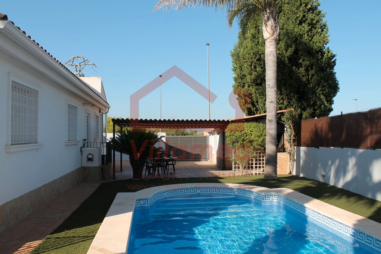 Exterior view of House or chalet for sale in L'Eliana  with Air Conditioner, Heating and Private garden