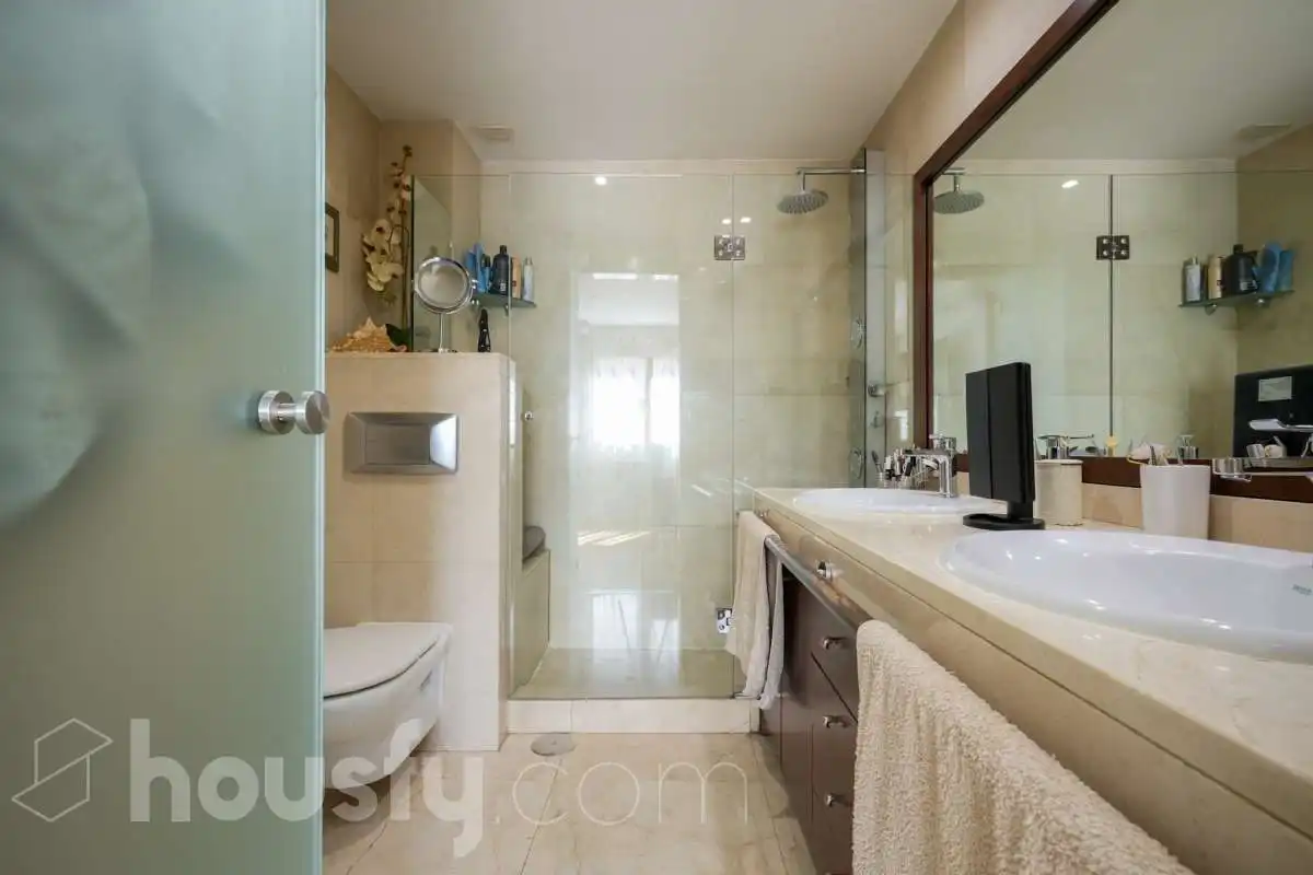 Baño de Casa adosada en venta en Madrid con Aire acondicionado, Calefacción y Jardín privado
