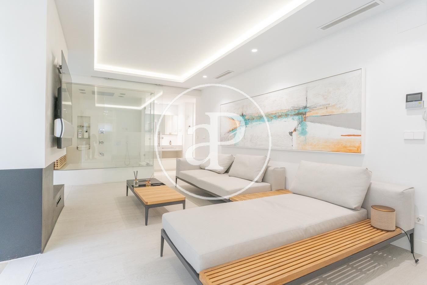Sala d'estar de Dúplex en venda en  Madrid Capital amb Aire condicionat, Calefacció i Jardí privat