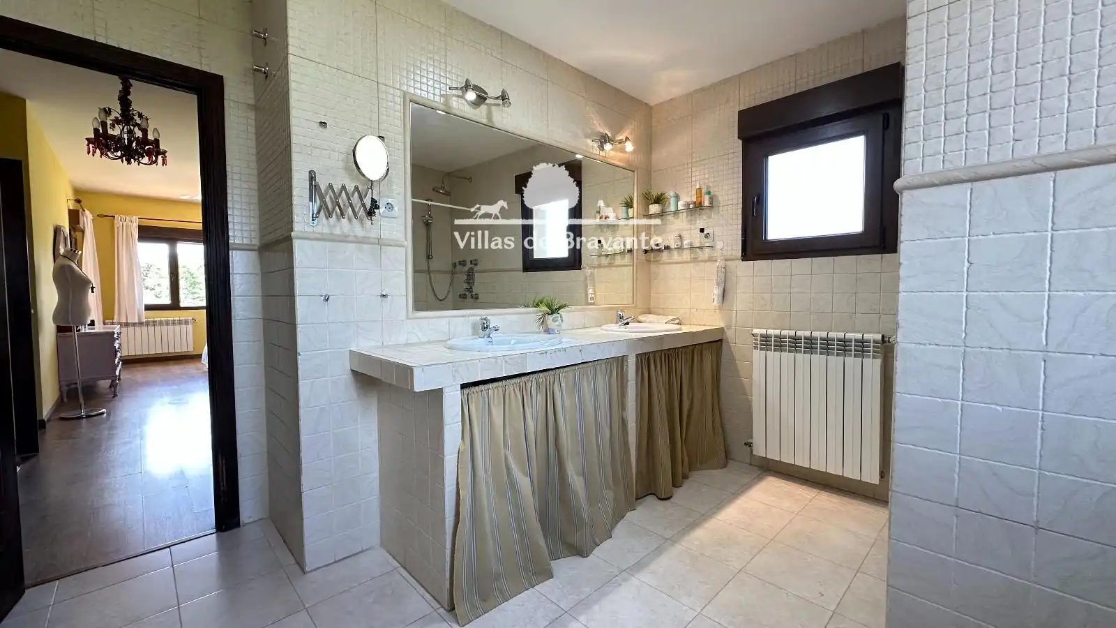 Bathroom of Houses for sale in Villanueva de la Cañada  with Air Conditioner, Heating and Parquet flooring