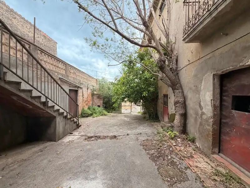 Vista exterior de Casa o xalet en venda en Saus, Camallera i Llampaies amb Terrassa i Balcó