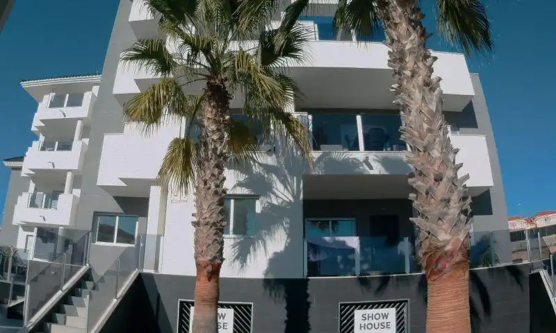 Vista exterior de Pis en venda en Orihuela amb Aire condicionat, Terrassa i Piscina