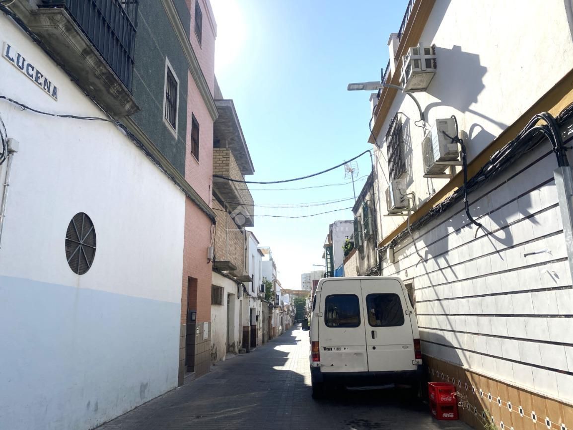 Exterior view of House or chalet for sale in  Sevilla Capital