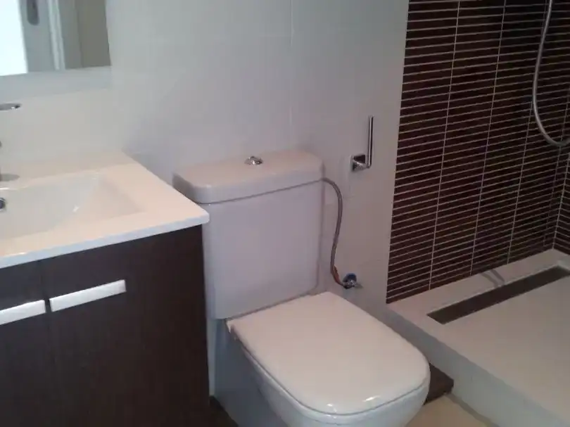 Baño de Dúplex de alquiler en Mataró con Aire acondicionado, Parquet y Balcón