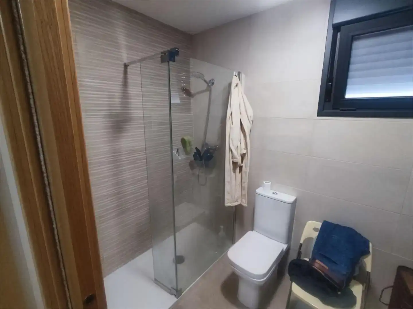 Badezimmer von Wohnung zum Verkauf in Cáceres Capital mit Klimaanlage und Schwimmbad