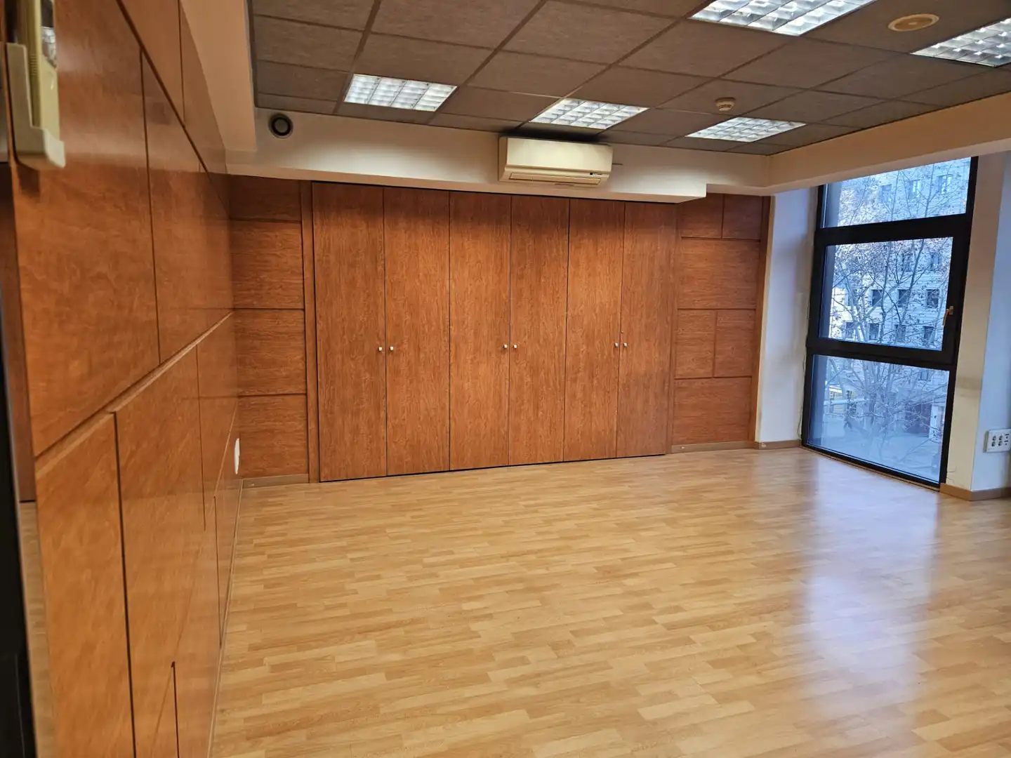 Büro zur Miete in Barcelona mit Klimaanlage und Balkon