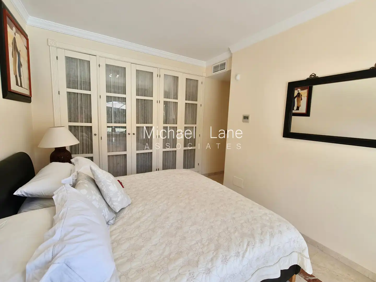Schlafzimmer von Erdgeschoss zum Verkauf in Sotogrande mit Klimaanlage, Privatgarten und Terrasse