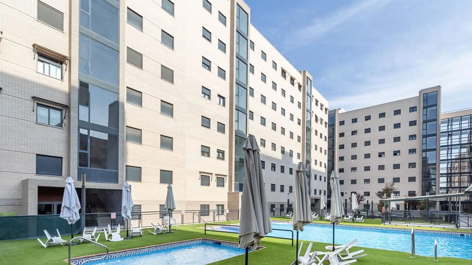 Piscina de Piso en venta en  Granada Capital con Calefacción, Terraza y Trastero