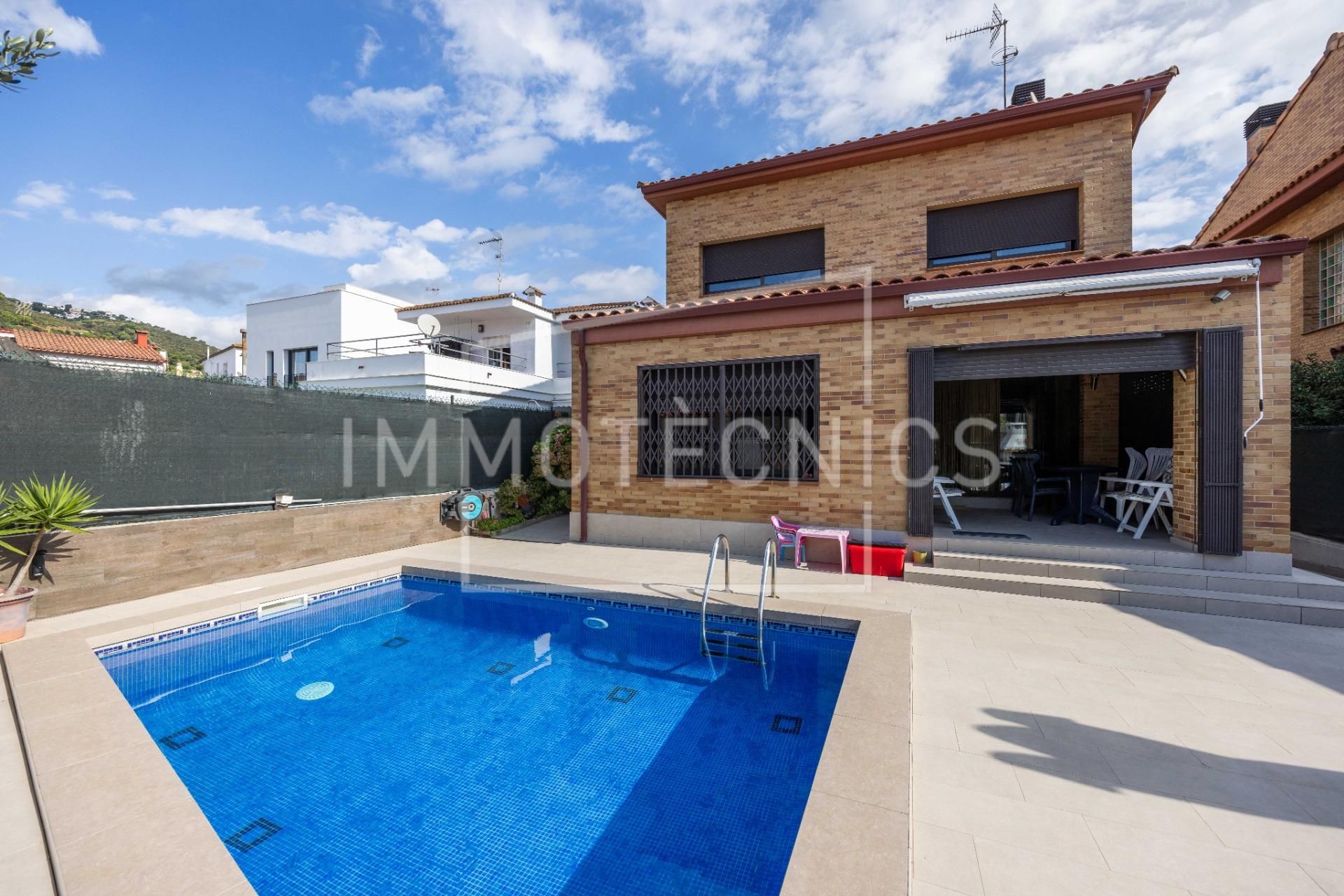 Swimming pool of House or chalet for sale in Pineda de Mar  with Air Conditioner, Heating and Private garden