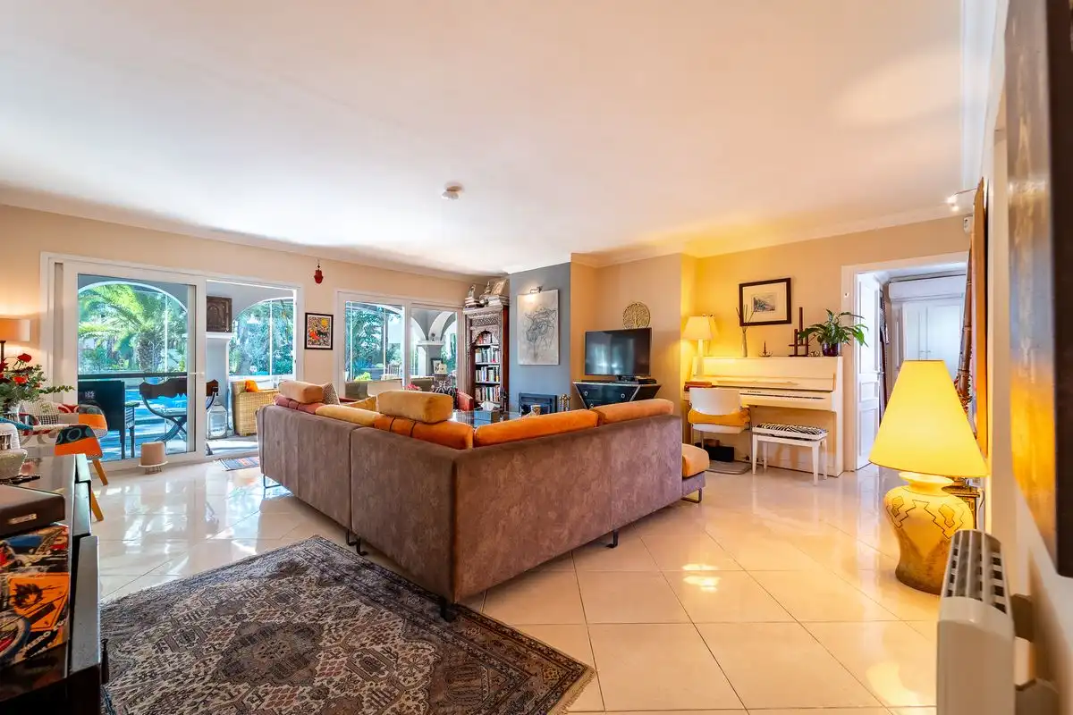 Sala d'estar de Casa o xalet en venda en Marbella amb Aire condicionat, Calefacció i Jardí privat