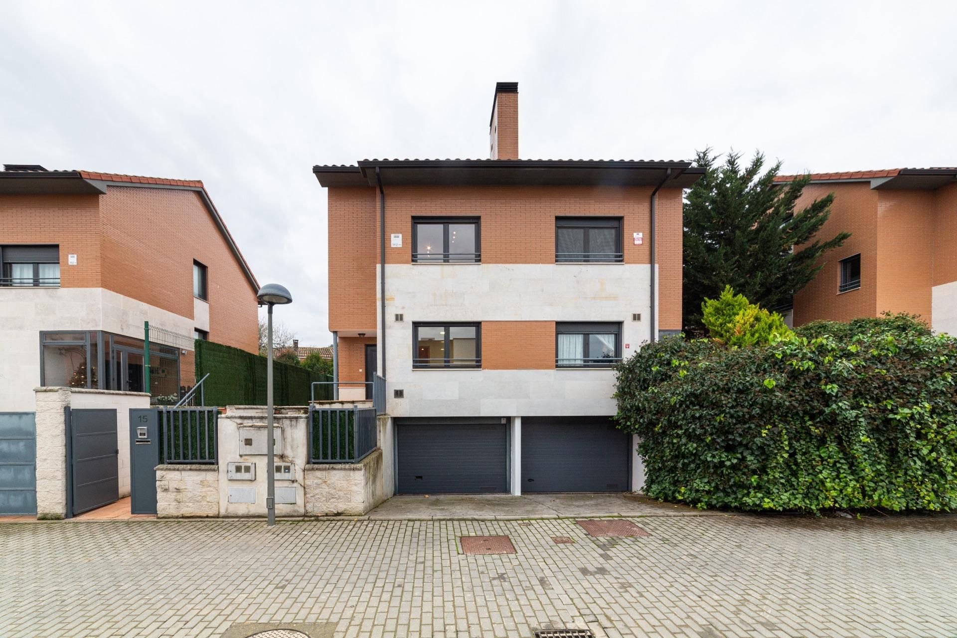 Vista exterior de Casa adosada en venta en Valladolid Capital con Calefacción, Jardín privado y Piscina comunitaria