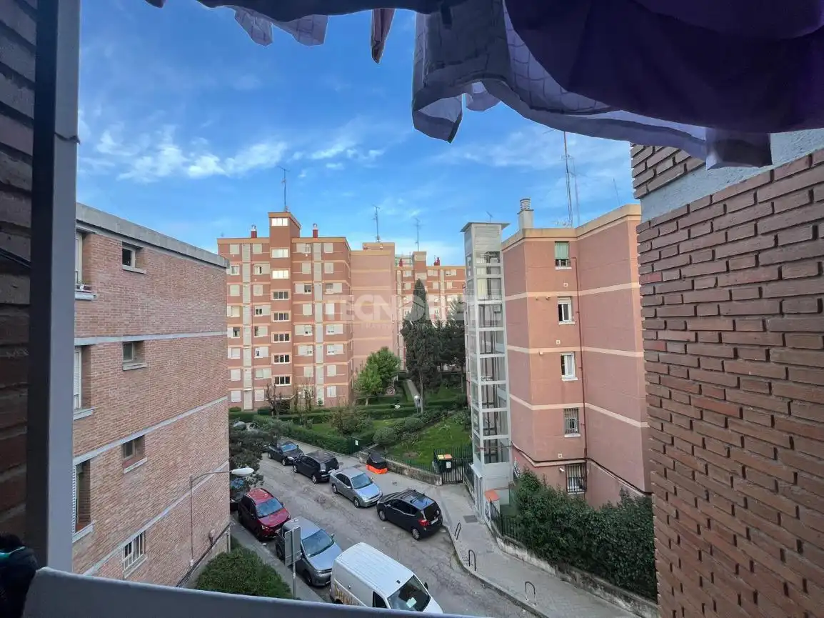 Vista exterior de Piso en venta en Madrid con Calefacción y Balcón