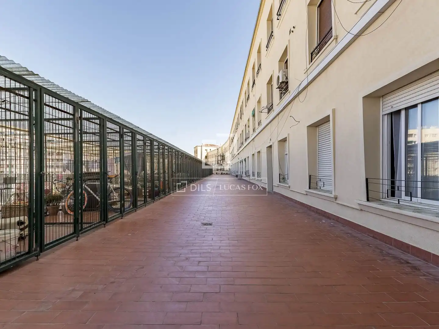 Vista exterior de Piso en venta en Barcelona con Aire acondicionado, Calefacción y Trastero