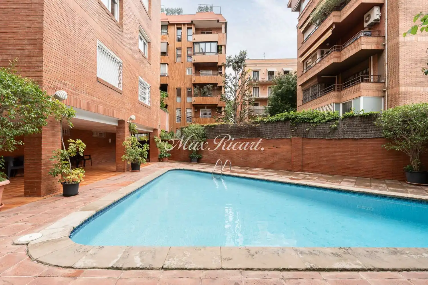 Schwimmbecken von Wohnung zum Verkauf in Barcelona mit Klimaanlage, Heizung und Terrasse
