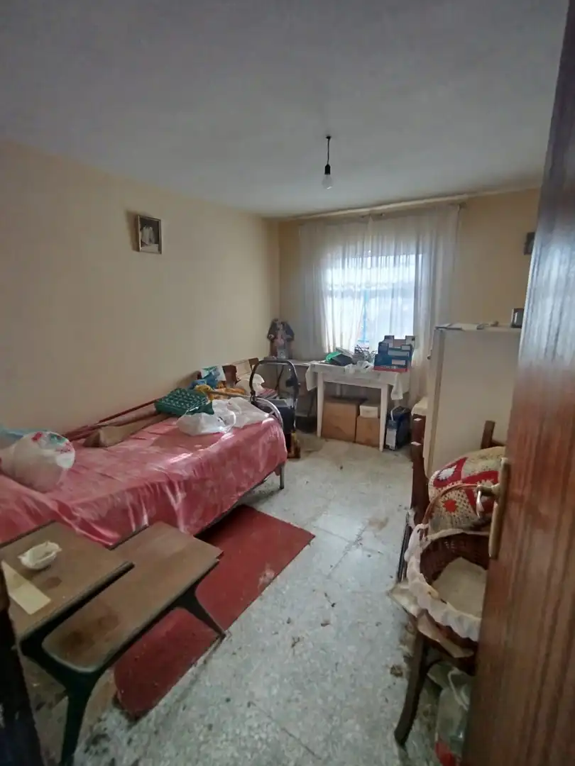 Dormitori de Casa o xalet en venda en Gemuño amb Calefacció, Jardí privat i Moblat