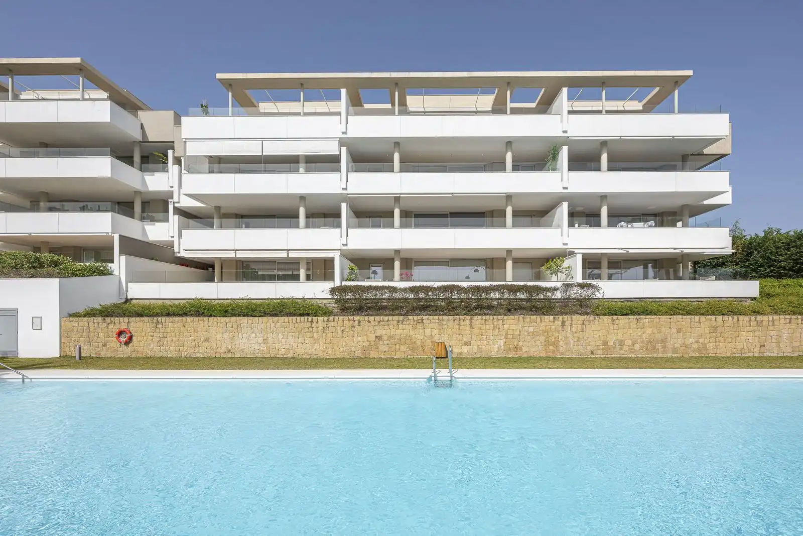 Vista exterior de Dúplex en venta en Benahavís con Aire acondicionado, Terraza y Trastero