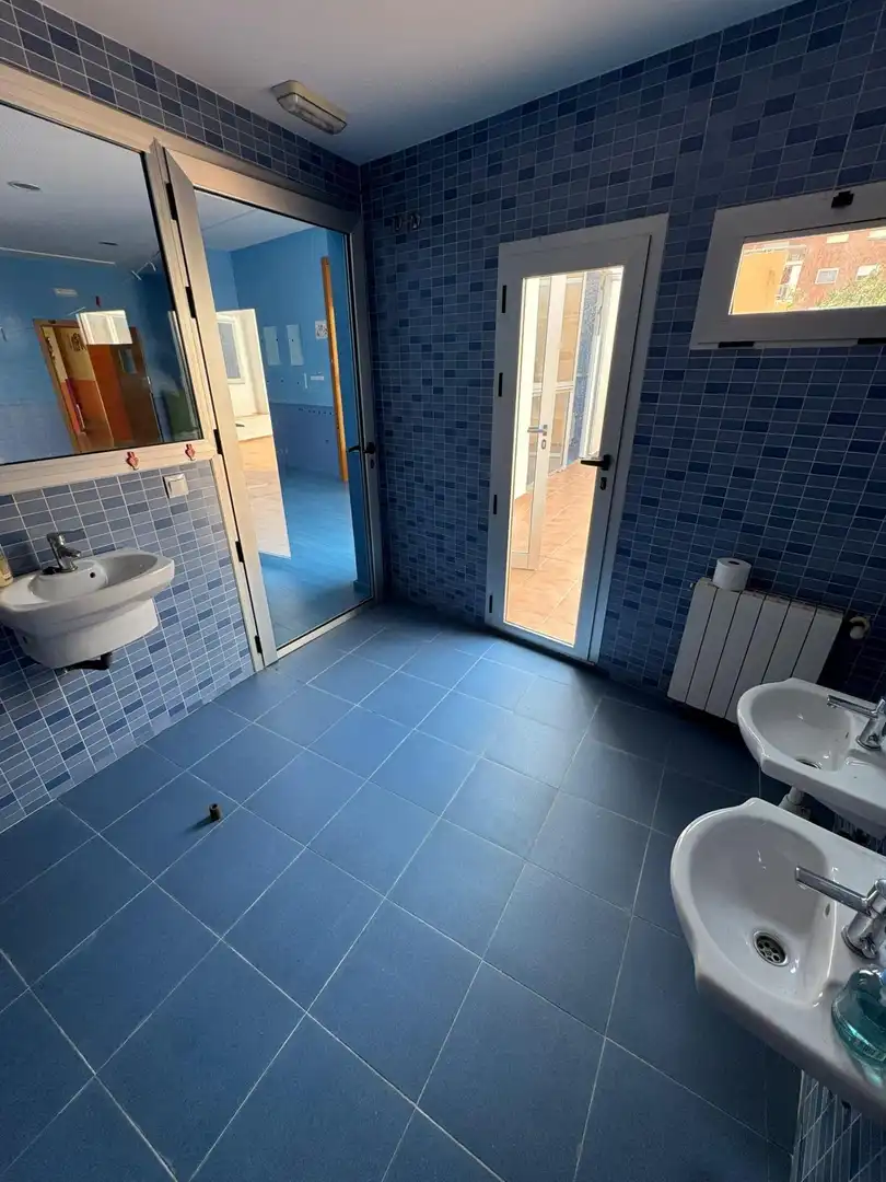 Baño de Local de alquiler en Valencia con Aire acondicionado