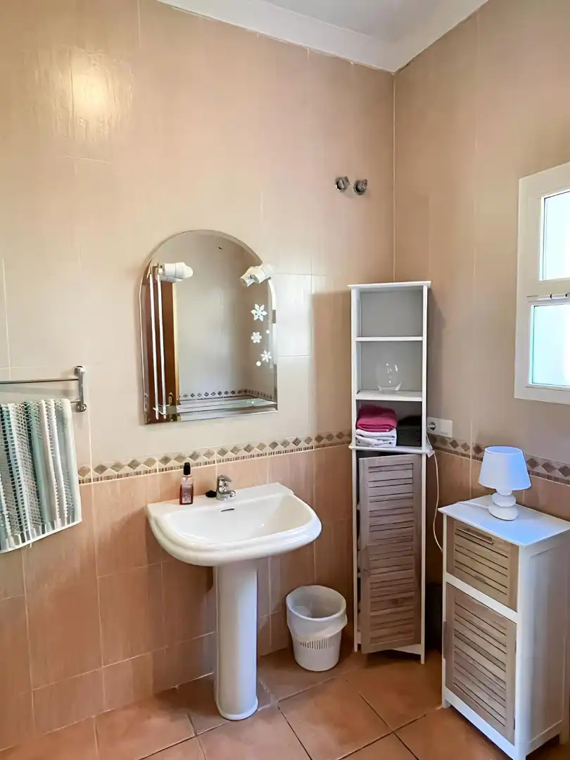 Bany de Casa o xalet en venda en Torrox amb Jardí privat, Piscina i Moblat