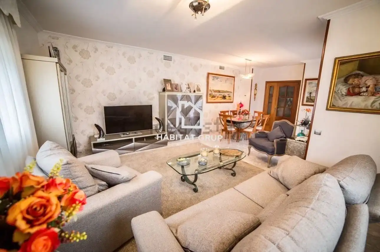 Wohnzimmer von Maisonette zum Verkauf in Flix mit Klimaanlage, Heizung und Terrasse