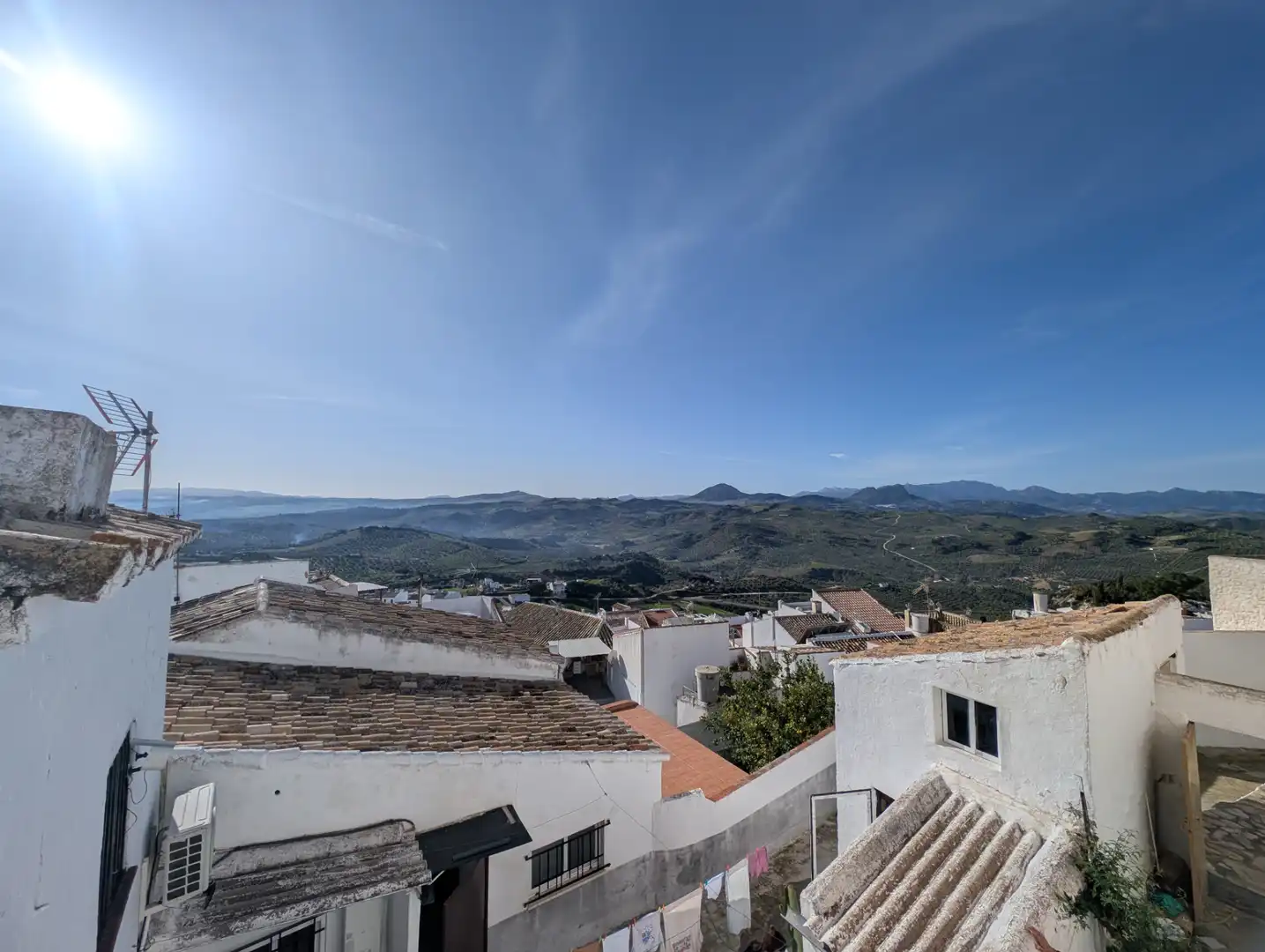 Vista exterior de Casa adosada en venda en Olvera amb Terrassa i Balcó