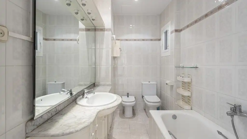 Badezimmer von Wohnungen zum Verkauf in Barcelona mit Klimaanlage, Heizung und Parkett
