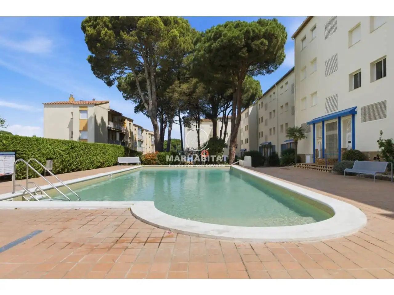Piscina de Piso en venta en L'Escala con Terraza, Amueblado y Piscina comunitaria