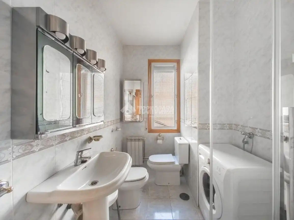 Bathroom of Flat for sale in Madrid  with Air Conditioner, Heating and Parquet flooring