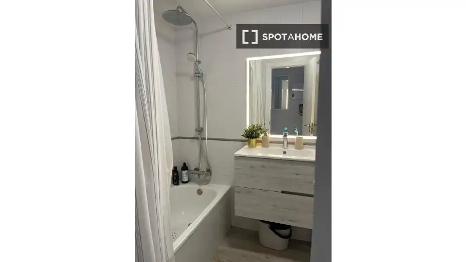 Bathroom of Flat for share in Centro