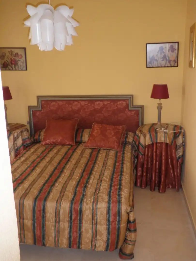Dormitori de Casa adosada en venda en Estepona amb Aire condicionat, Terrassa i TV