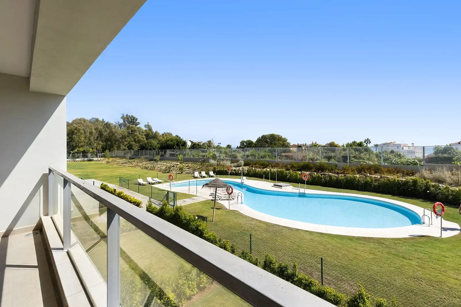 Piscina de Apartament en venda en Casares amb Aire condicionat, Terrassa i Moblat
