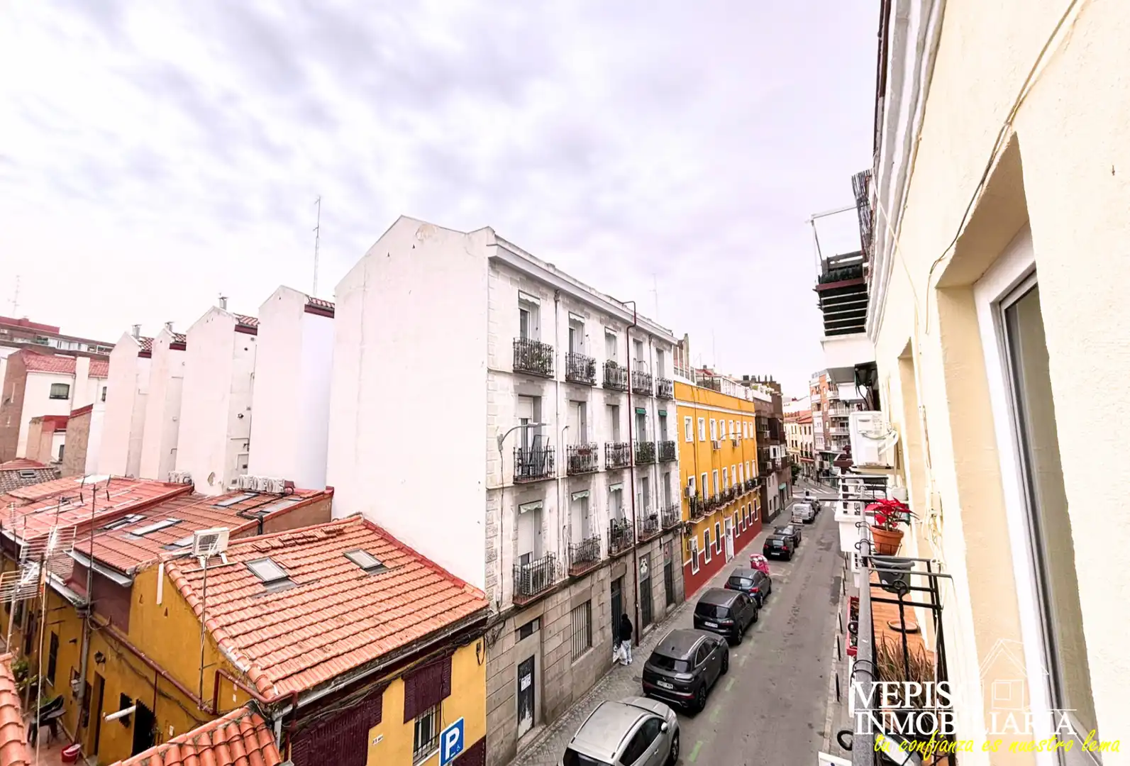 Vista exterior de Piso en venta en Madrid con Balcón y Alarma