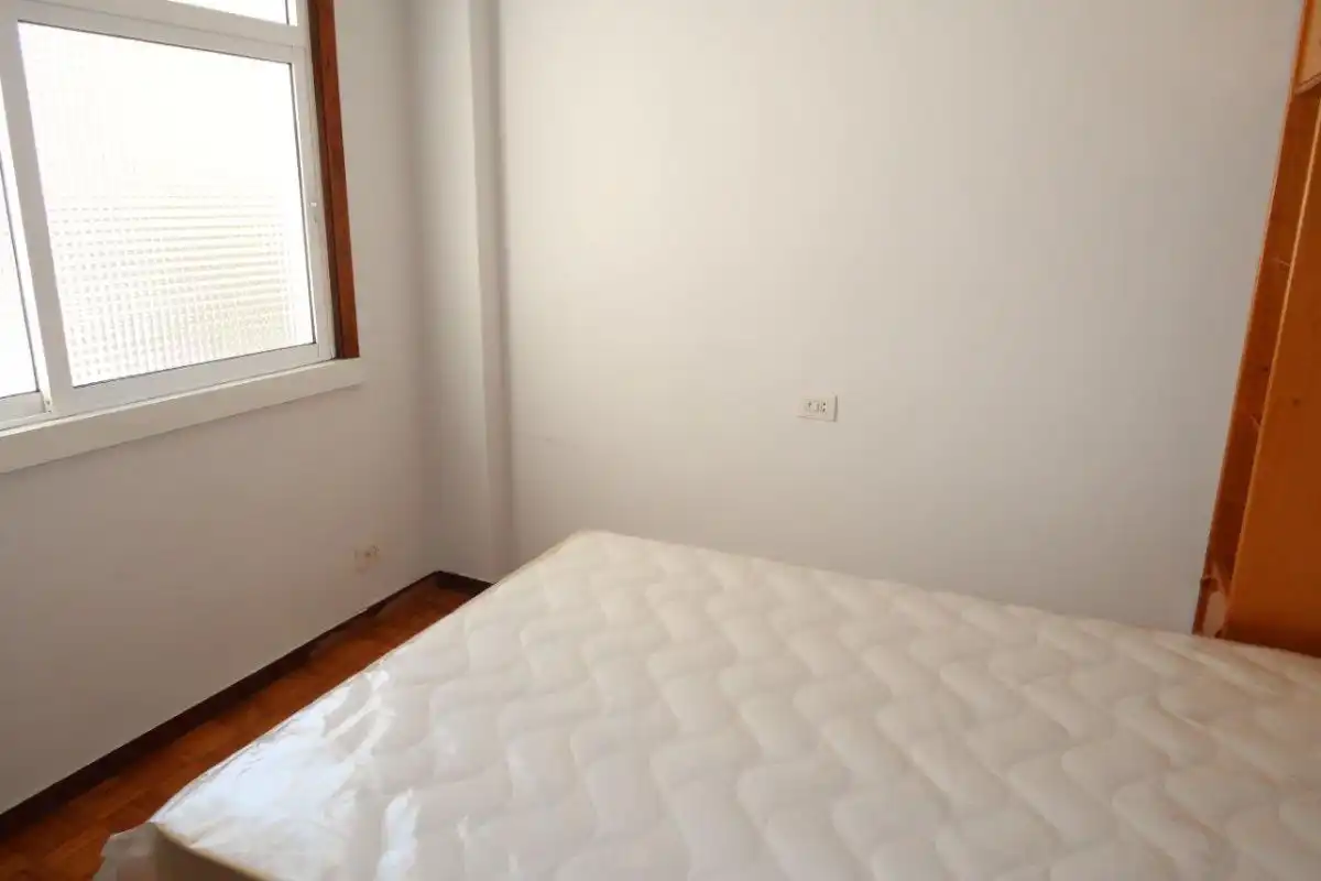 Schlafzimmer von Wohnung zur Miete in A Coruña Capital  mit Parkett