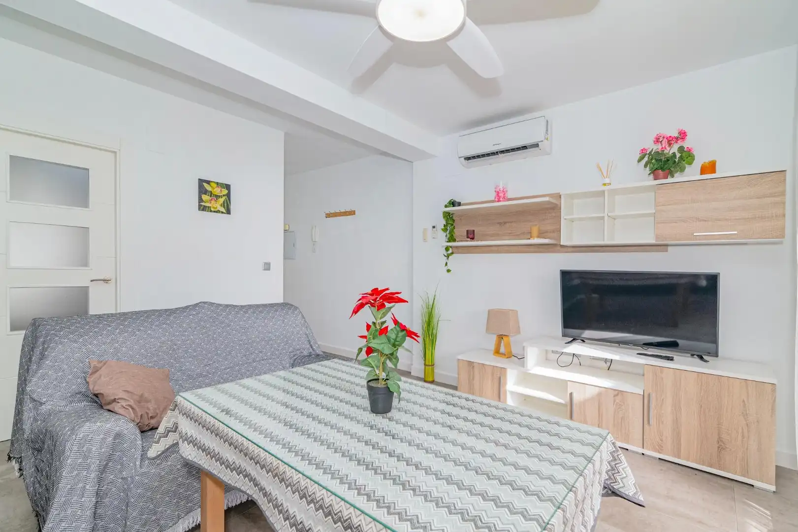 Living room of Flat for sale in Granada  with Air Conditioner, Heating and Terrace