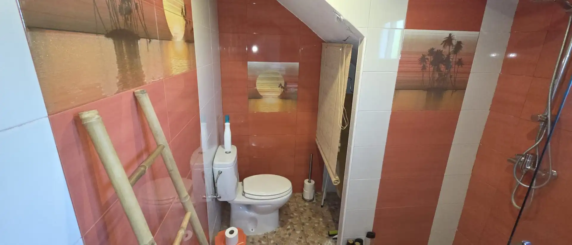 Badezimmer von Einfamilien-Reihenhaus zum Verkauf in Alhaurín de la Torre mit Klimaanlage, Privatgarten und Terrasse