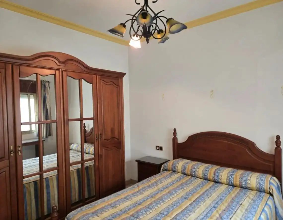 Dormitori de Casa adosada en venda en Mairena del Aljarafe amb Aire condicionat, Terrassa i Moblat
