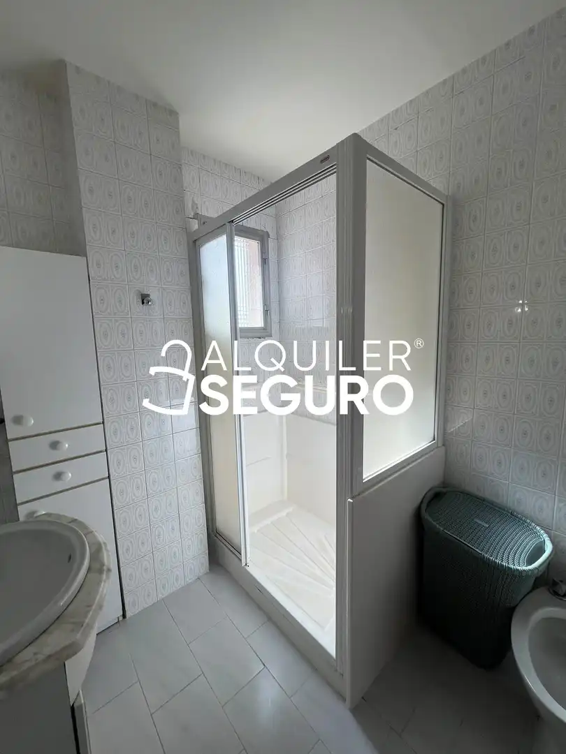Baño de Piso de alquiler en Madrid con Calefacción y Amueblado