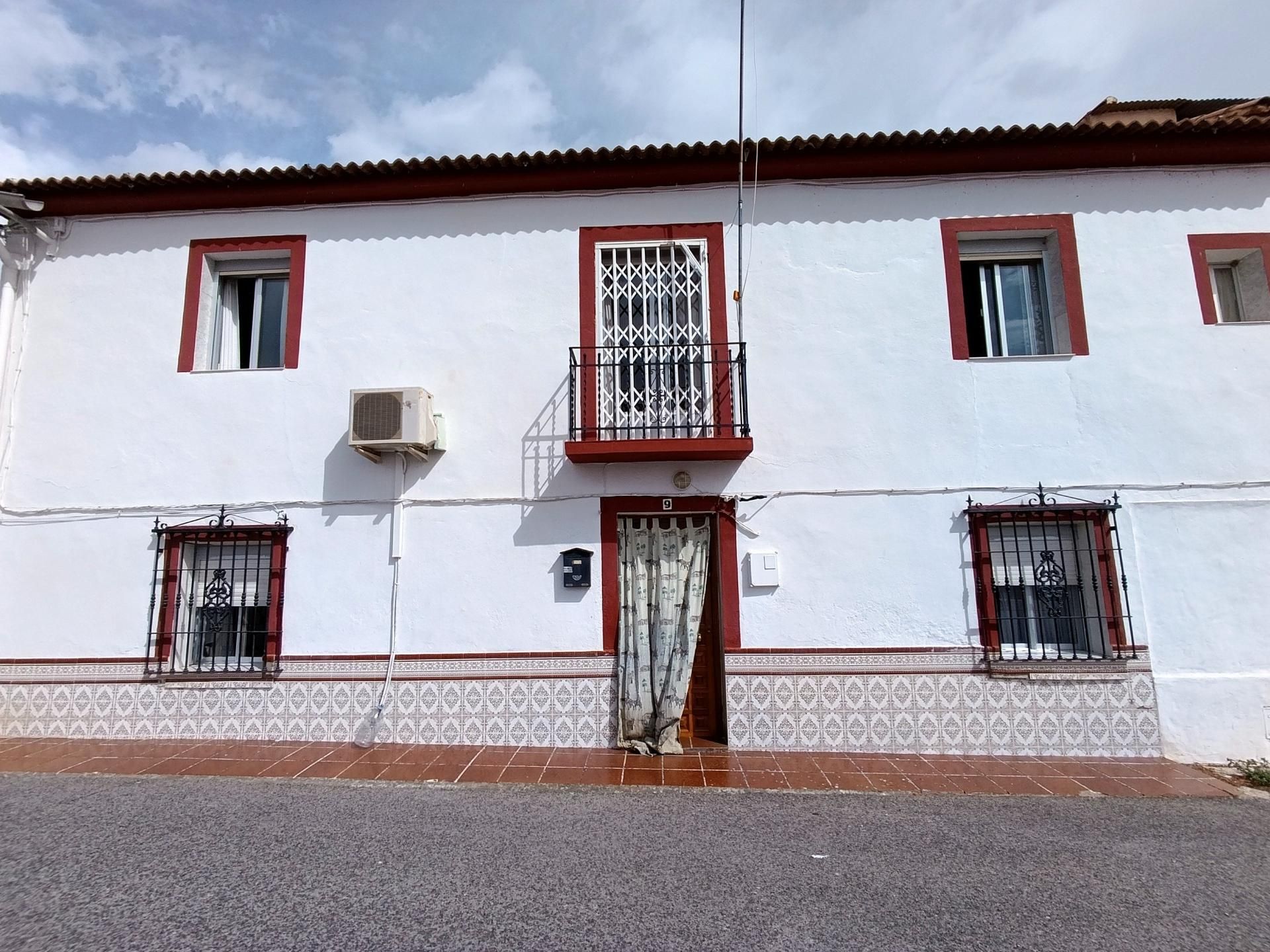 Vista exterior de Casa adosada en venda en Villanueva de las Torres amb Calefacció i Balcó